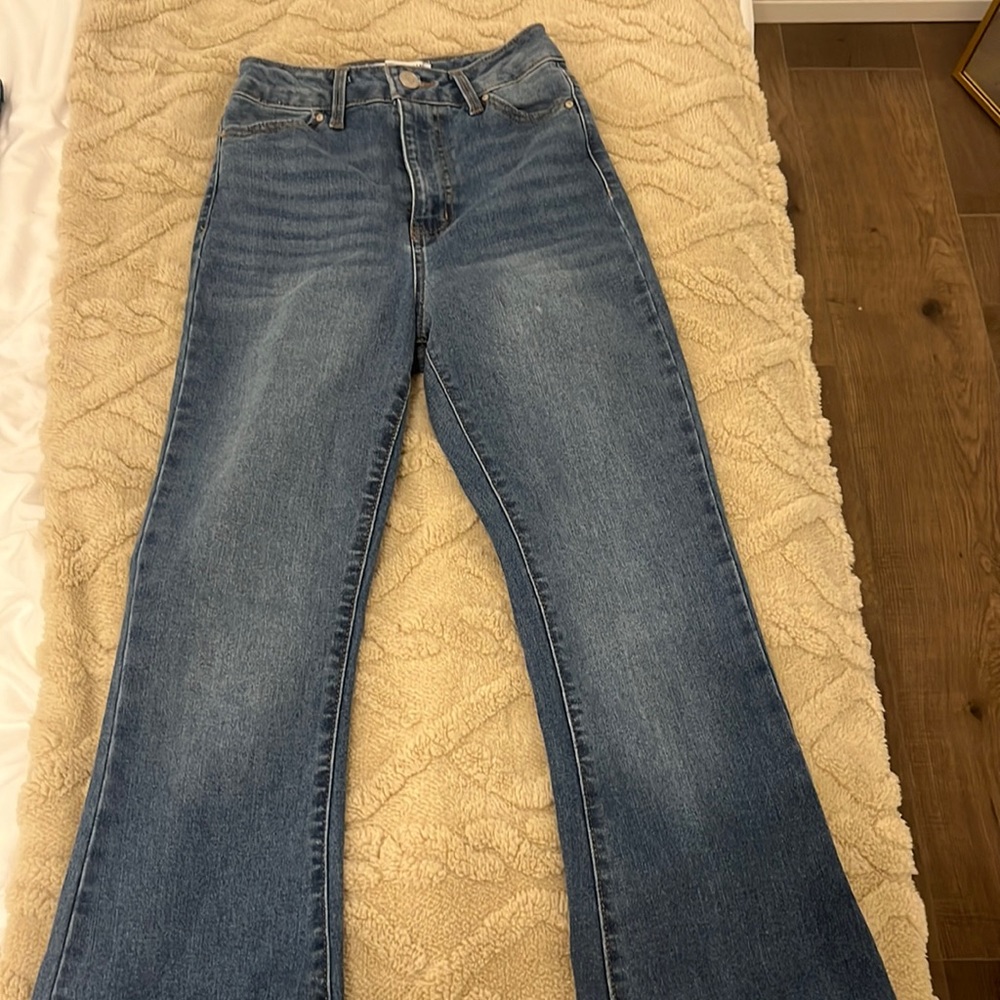 High waisted jeans.